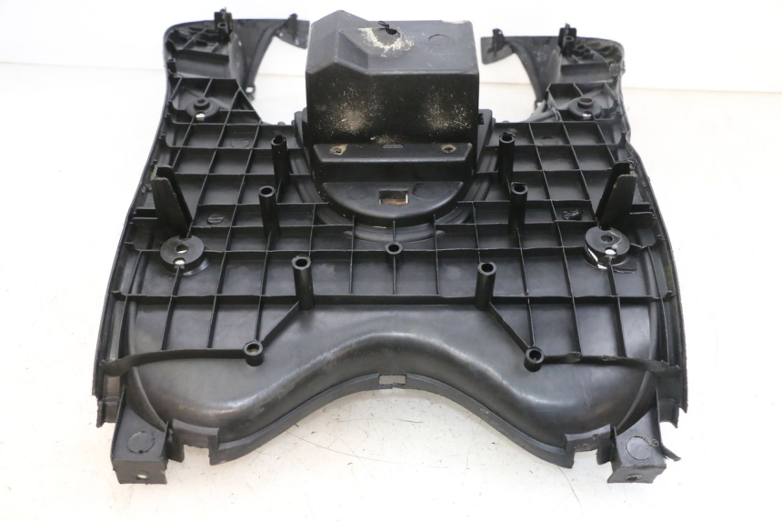 photo de TAPA REPOSAPIES YAMAHA NEO'S NEOS 2T 50 (1998 - 2007) - Detalles de los puntos de fijación