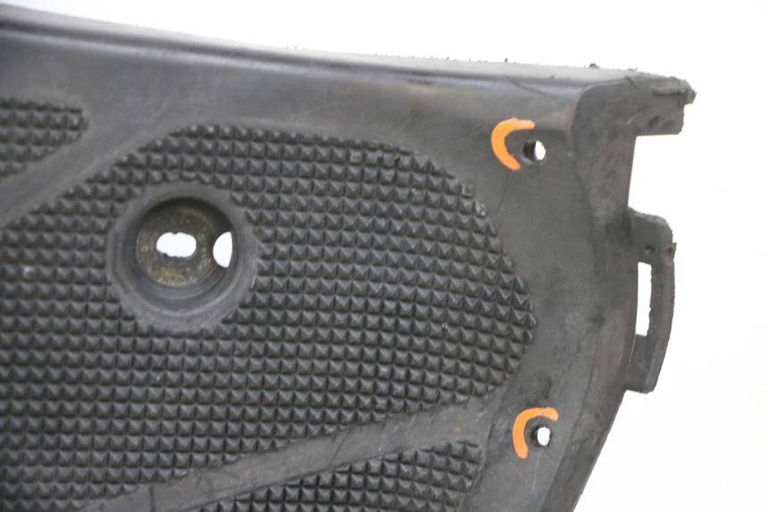 photo de TAPA REPOSAPIES YAMAHA NEOS NEO'S 4T 50 (2008 - 2016) - Enfoque en la estructura