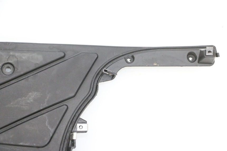 photo de TAPA REPOSAPIES PIAGGIO NEW TYPHOON 50 (2018 - 2021) - Zoom sobre los componentes