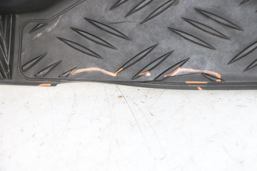 photo de TAPA REPOSAPIES PEUGEOT SPEEDFIGHT 4 4T EFI 50 (2021 - 2025) - Perfil de la pieza de repuesto