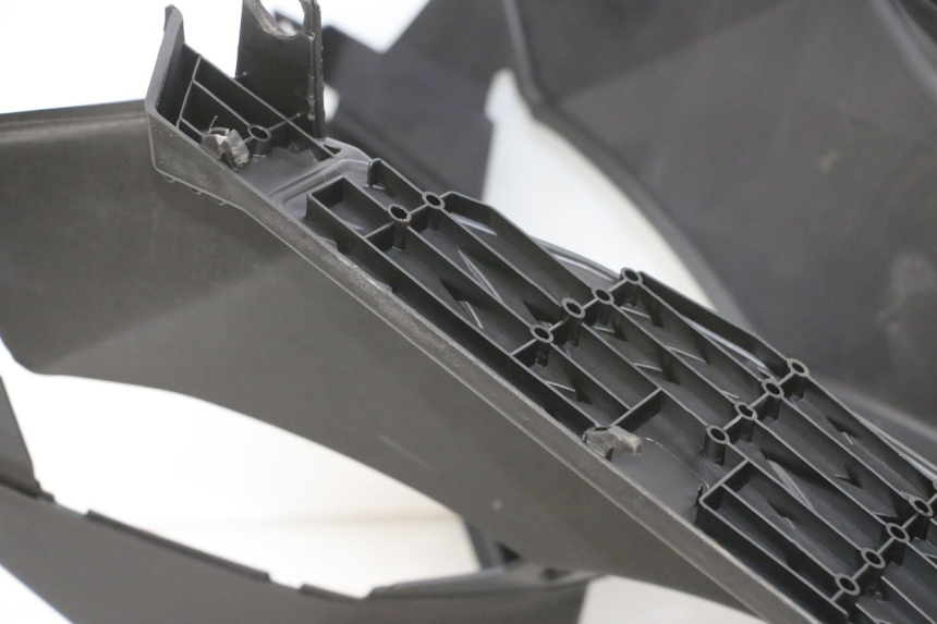 photo de TAPA REPOSAPIES PEUGEOT SPEEDFIGHT 4 4T EFI 50 (2021 - 2025) - Detalles de los puntos de fijación