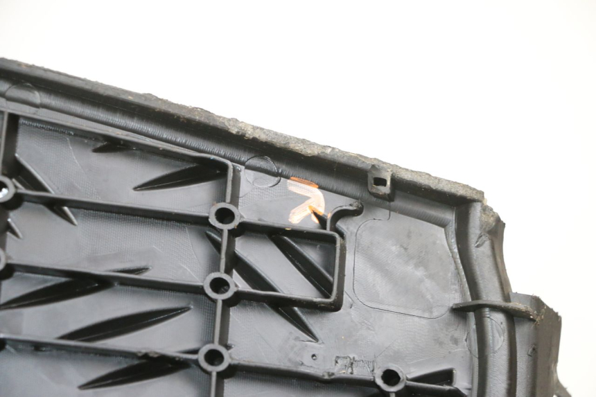 photo de TAPA REPOSAPIES PEUGEOT SPEEDFIGHT 4 4T EFI 50 (2021 - 2025) - Estado de la superficie y material