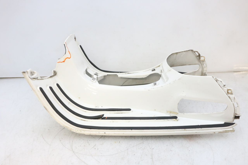 photo de TAPA REPOSAPIES PIAGGIO VESPA GTS SUPER IE 125 (2009 - 2016) - Perfil de la pieza de repuesto