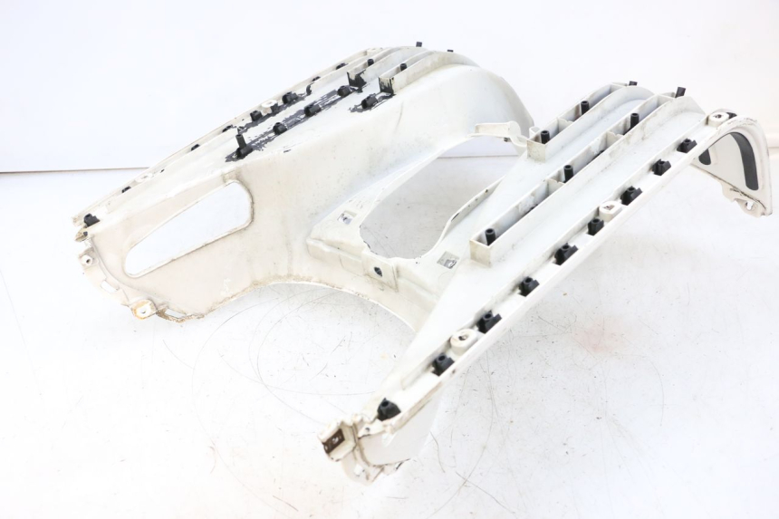 photo de TAPA REPOSAPIES PIAGGIO VESPA GTS SUPER IE 125 (2009 - 2016) - Primer plano técnico