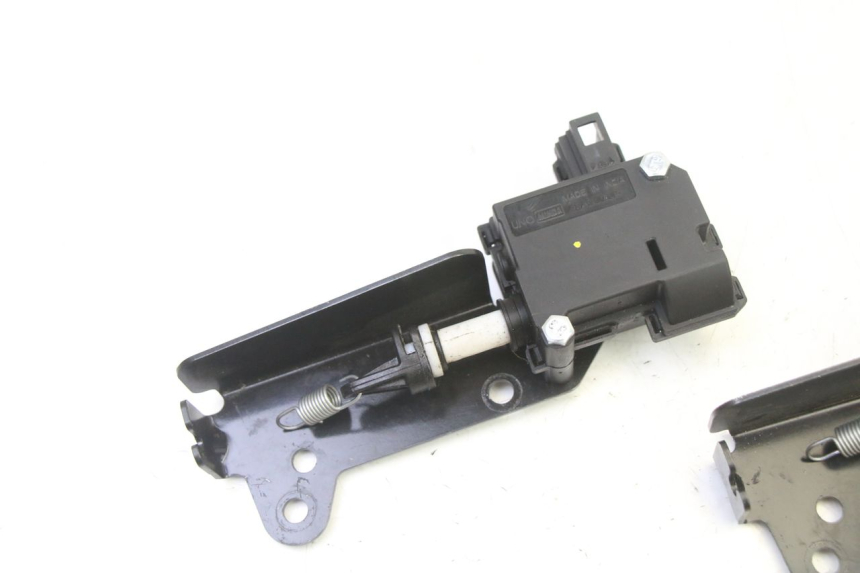 photo de CIERRE ASIENTO MOTOR PIAGGIO MP3 HPE 310 (2024 - 2025)