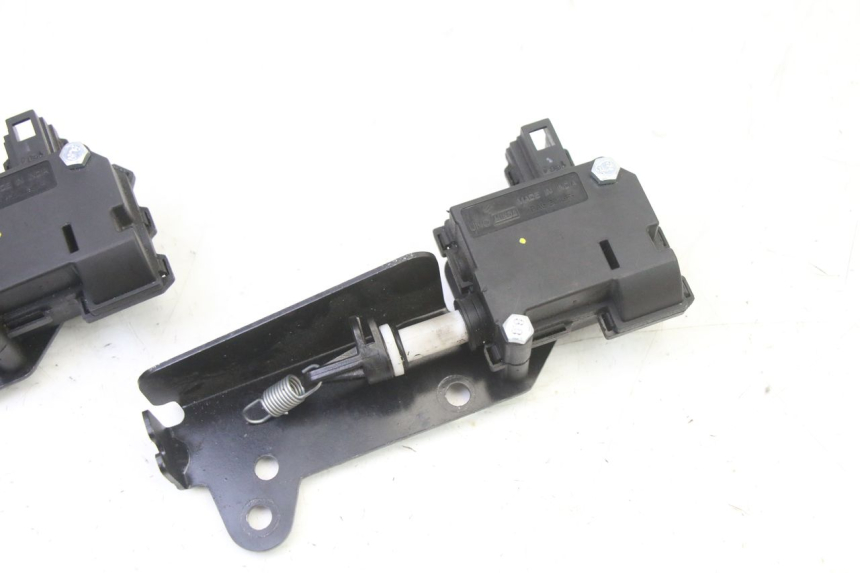 photo de CIERRE ASIENTO MOTOR PIAGGIO MP3 HPE 310 (2024 - 2025)