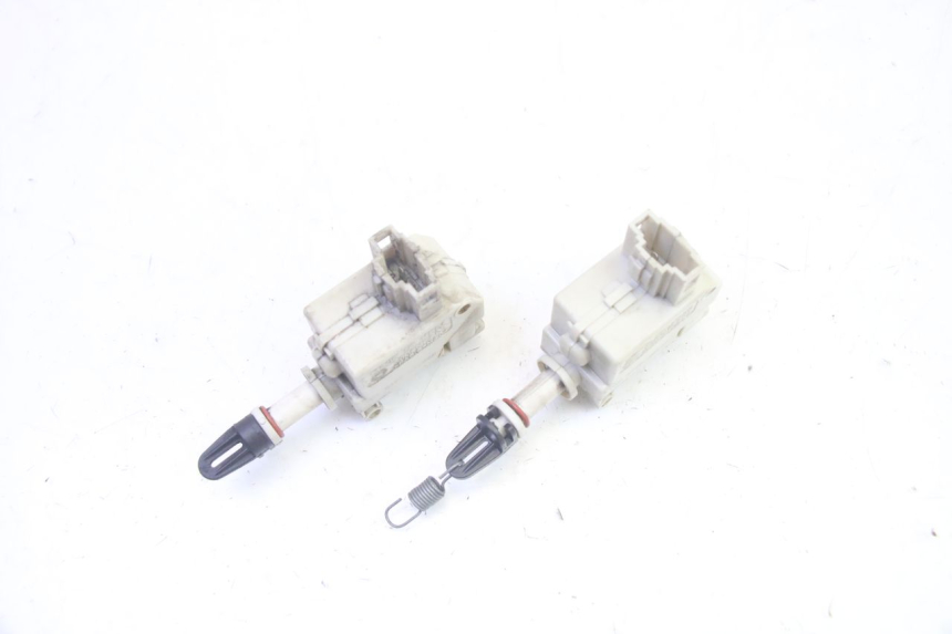 photo de MOTOR APERTURA BAÚL PIAGGIO MP3 LT 400 (2007 - 2012) - Detalle de la pieza