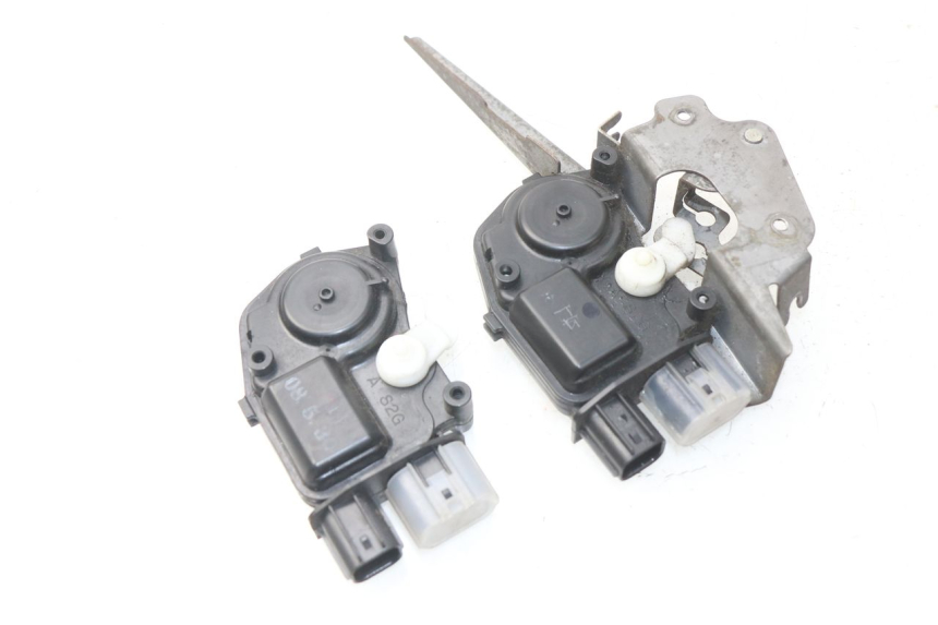 photo de CIERRE ASIENTO MOTOR HONDA NSS EX FORZA 250 (2005 - 2013)