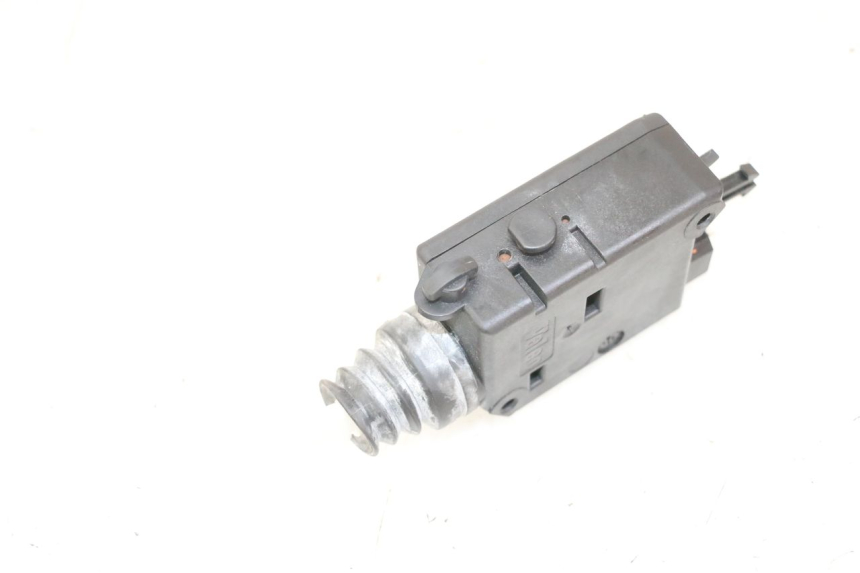 photo de CIERRE ASIENTO MOTOR PEUGEOT SATELIS 125 (2013 - 2018)