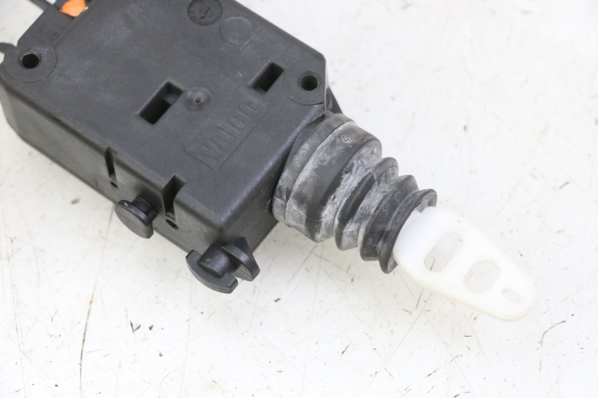 photo de CIERRE ASIENTO MOTOR PEUGEOT SATELIS 125 (2013 - 2018)