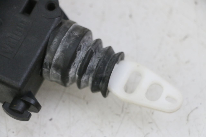 photo de CIERRE ASIENTO MOTOR PEUGEOT SATELIS 125 (2013 - 2018)