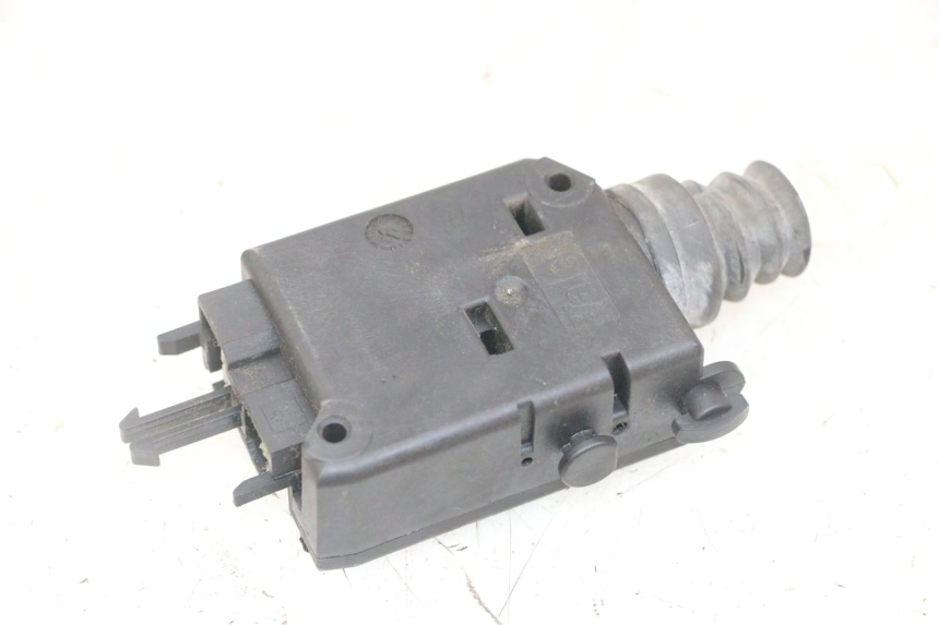 photo de CIERRE ASIENTO MOTOR PEUGEOT SATELIS 125 (2013 - 2018)