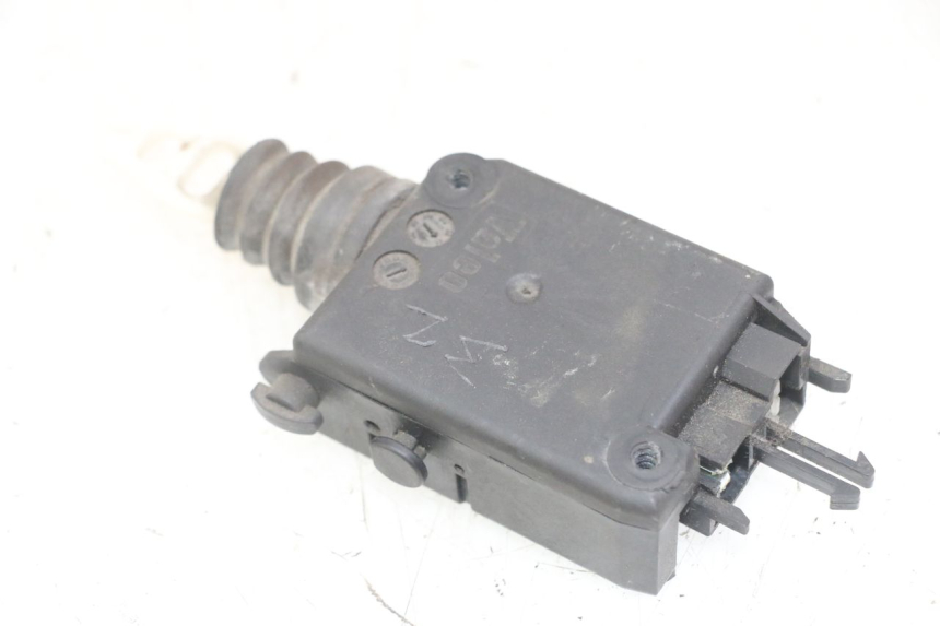 photo de CIERRE ASIENTO MOTOR PEUGEOT SATELIS 125 (2013 - 2018)