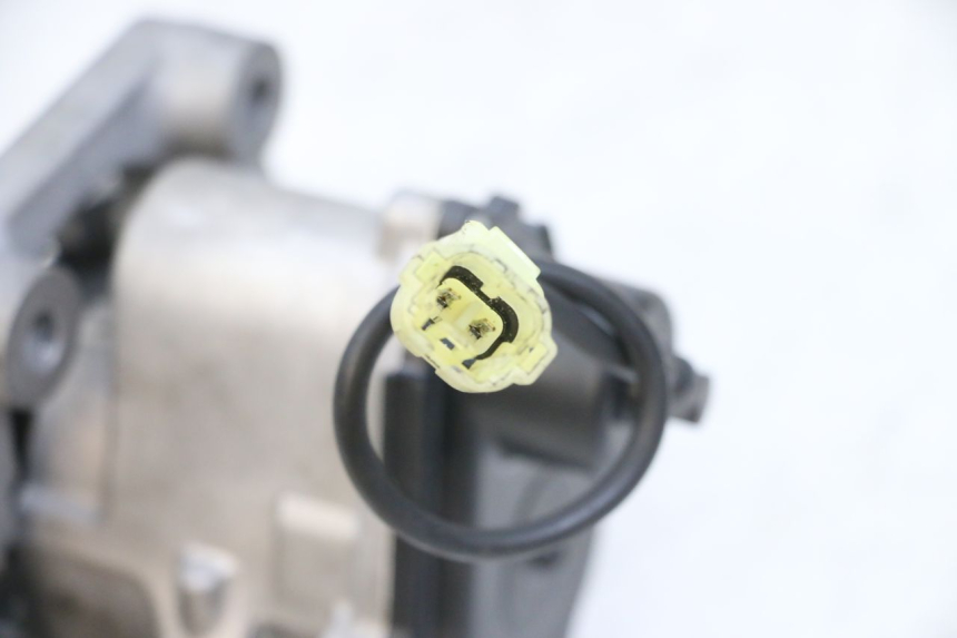 photo de MOTOR ROLL LOCK YAMAHA TRICITY 300 (2020 - 2024) - Otra perspectiva