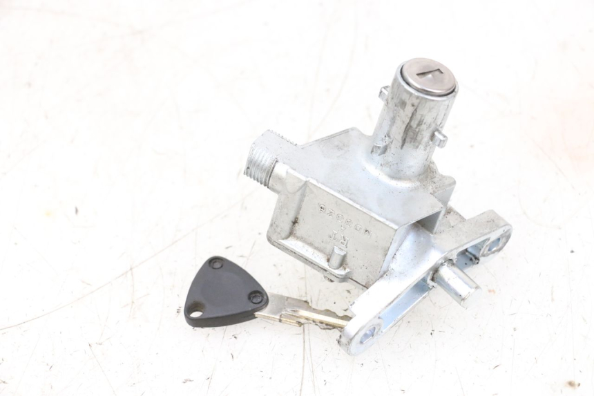 photo de CERRADURA DE ENCENDIDO MBK BOOSTER SPIRIT NAKED 50 (2004 - 2017) - Detalles de los puntos de fijación