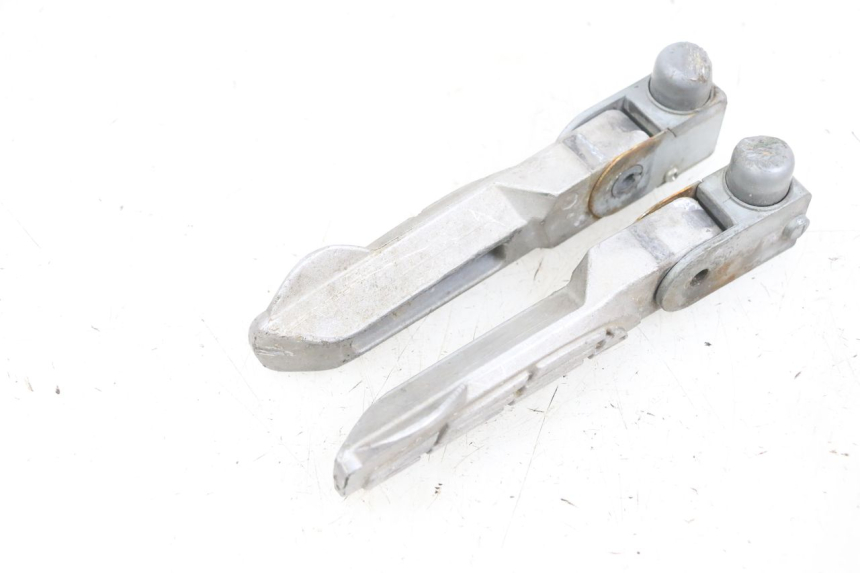 photo de PAR DE REPOSAPIÉS TRASEROS KYMCO AGILITY 16+ 4T 50 (2018 - 2023) - Zoom estado de uso