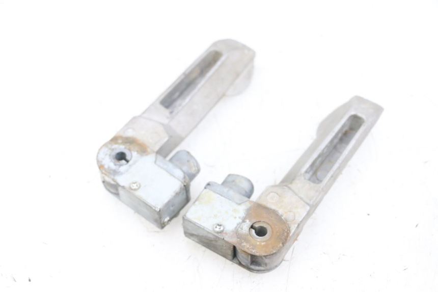 photo de PAR DE REPOSAPIÉS TRASEROS KYMCO AGILITY 16+ 4T 50 (2018 - 2023) - Primer plano técnico