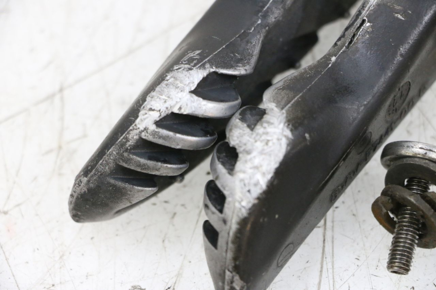 photo de PAR DE APOYAPIÉS TRASEROS MBK BOOSTER SPIRIT NAKED 50 (2004 - 2017) - Zoom estado de uso