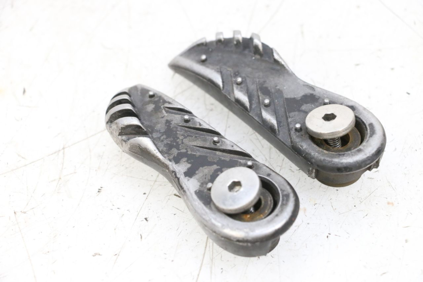 photo de PAR DE APOYAPIÉS TRASEROS MBK BOOSTER SPIRIT NAKED 50 (2004 - 2017) - Recambio usado revisado