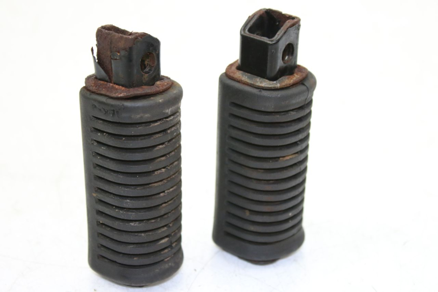 photo de PAR DE APOYAPIÉS TRASEROS SUZUKI CP 80 (1985 - 1996)