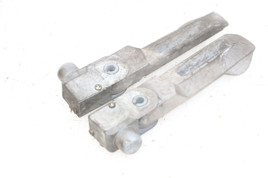 photo de PAR DE REPOSAPIÉS TRASEROS KYMCO LIKE 125 (2009 - 2016) - Otra perspectiva