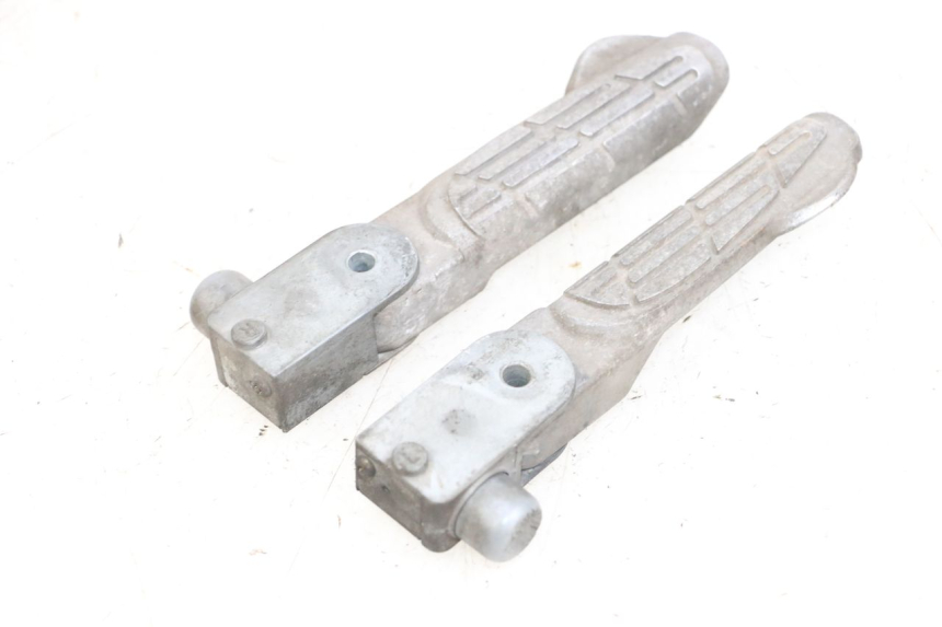 photo de PAR DE REPOSAPIÉS TRASEROS KYMCO LIKE 125 (2009 - 2016) - Primer plano técnico