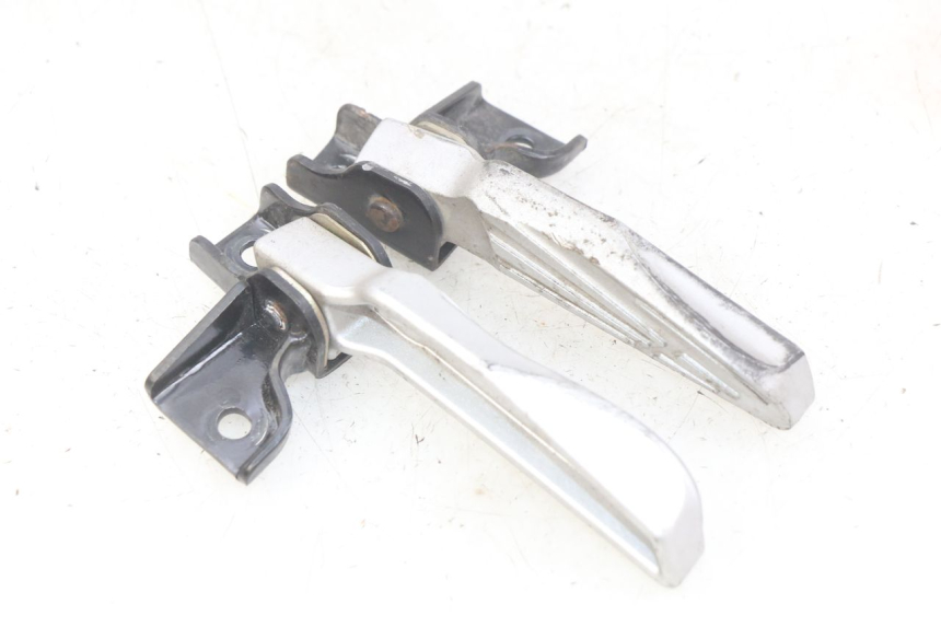 photo de PAR DE APOYAPIÉS TRASEROS PEUGEOT TWEET 125 (2018 - 2021)
