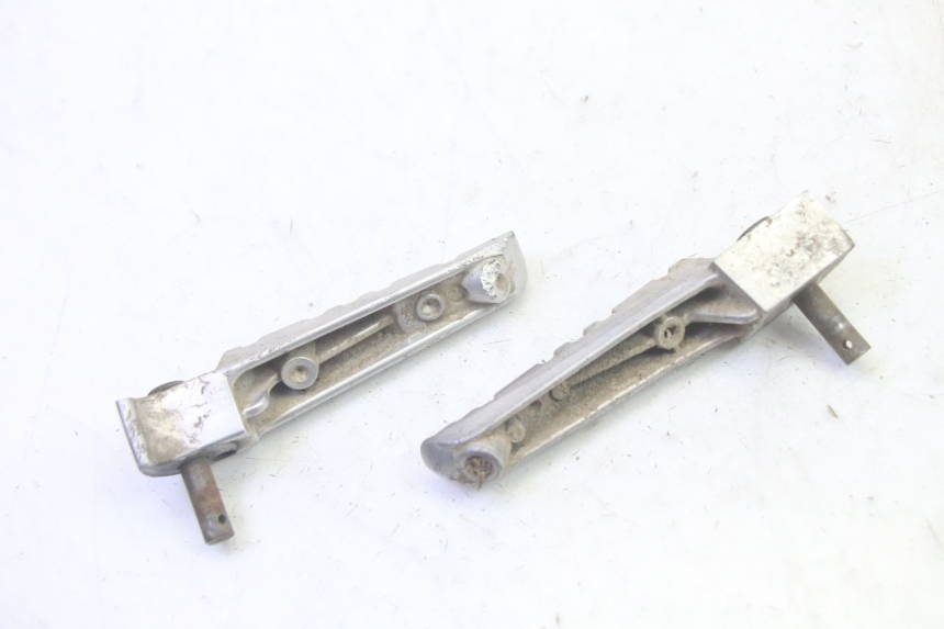 photo de PAR REPOSAPIES TRASERA YAMAHA TZR 50 (2008 - 2016) - Otra perspectiva