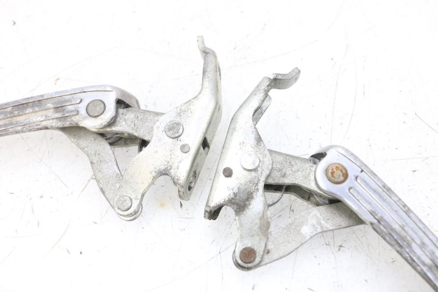 photo de PAR REPOSAPIES TRASERA PIAGGIO VESPA GTS SUPER IE 125 (2009 - 2016) - Primer plano de alta resolución