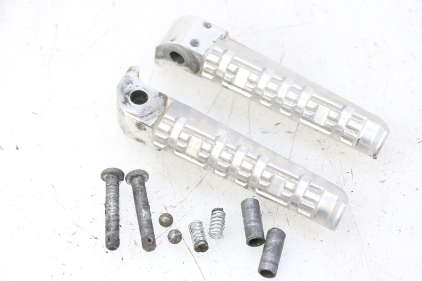 photo de PAR DE APOYAPIÉS TRASEROS YAMAHA X-MAX XMAX 125 (2010 - 2014)