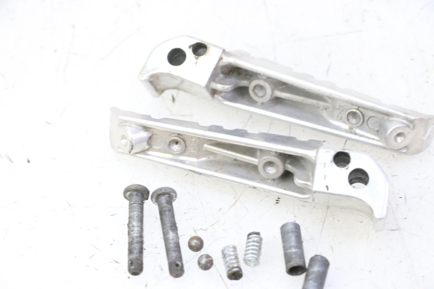 photo de PAR DE APOYAPIÉS TRASEROS YAMAHA X-MAX XMAX 125 (2010 - 2014)