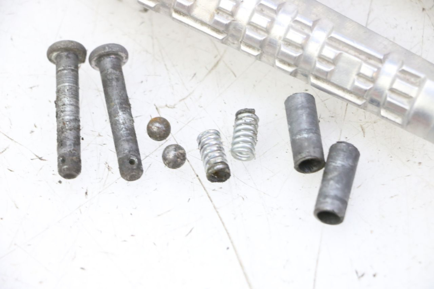 photo de PAR DE APOYAPIÉS TRASEROS YAMAHA X-MAX XMAX 125 (2010 - 2014)