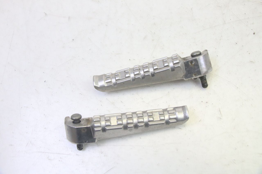 photo de PAR DE APOYAPIÉS TRASEROS YAMAHA X-MAX XMAX 125 (2010 - 2014)