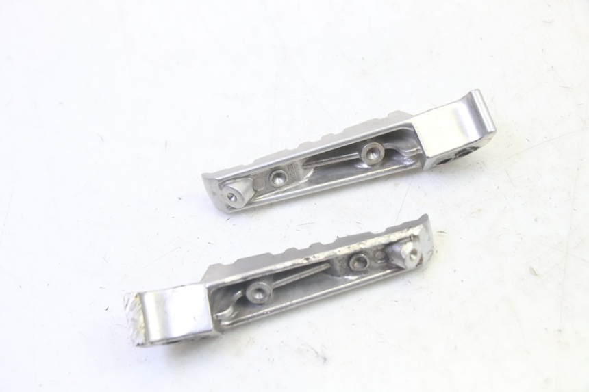 photo de PAR DE APOYAPIÉS TRASEROS YAMAHA X-MAX XMAX 125 (2010 - 2014)