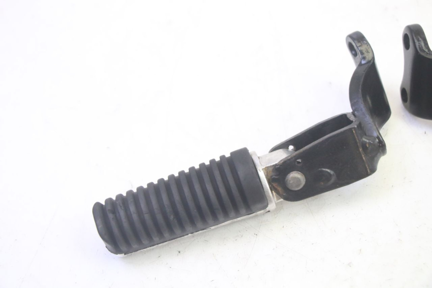 photo de PAR DE REPOSAPIÉS TRASEROS YAMAHA XMAX X-MAX 125 (2006 - 2009) - Zoom estado de uso