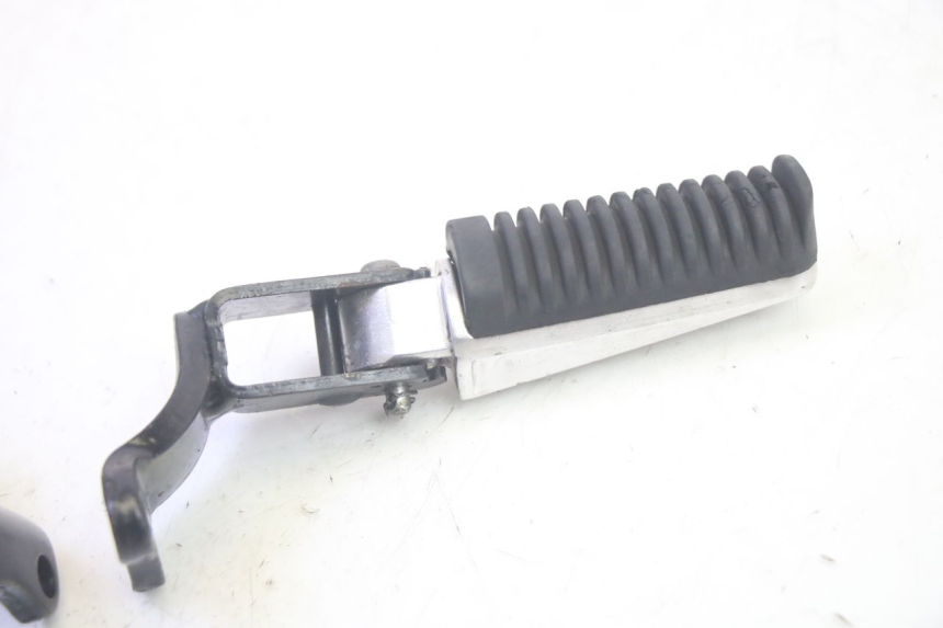 photo de PAR DE REPOSAPIÉS TRASEROS YAMAHA XMAX X-MAX 125 (2006 - 2009) - Detalles de los puntos de fijación