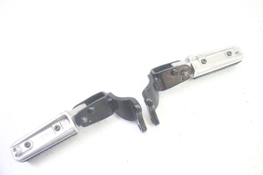 photo de PAR DE REPOSAPIÉS TRASEROS YAMAHA XMAX X-MAX 125 (2006 - 2009) - Marcados y referencias originales