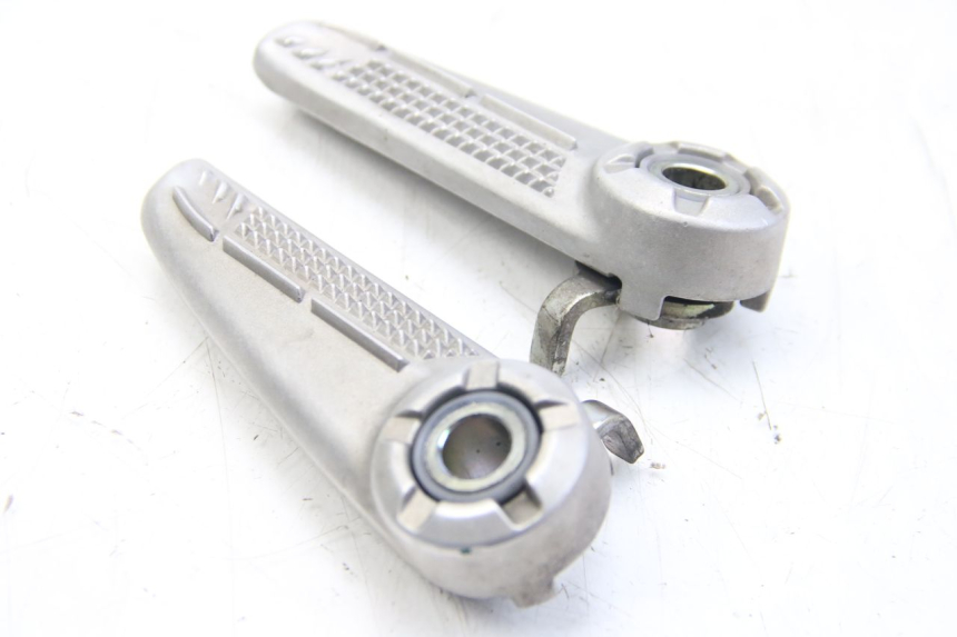 photo de PAR DE APOYAPIÉS TRASEROS YAMAHA HW XENTER 125 (2011 - 2017)