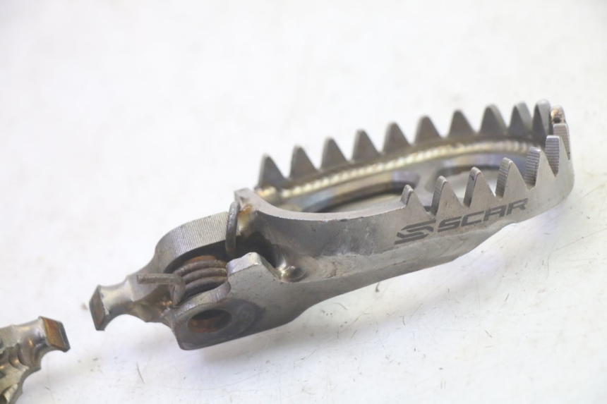 photo de PAR REPOSAPIES DELANTERA KAWASAKI KXF KX-F 250 (2017 - 2019) - Detalles de los puntos de fijación