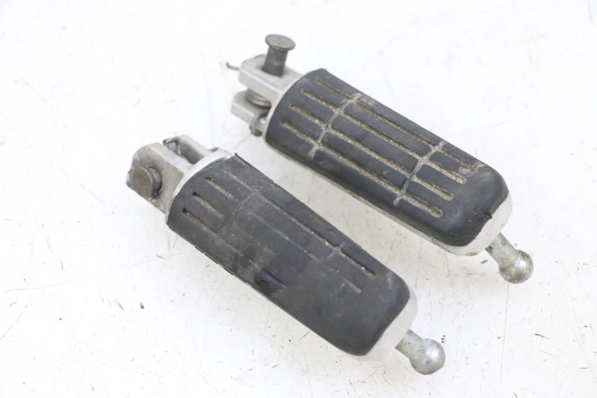 photo de PAR REPOSAPIES DELANTERA YAMAHA TDM ABS 900 (2002 - 2014) - Primer plano técnico