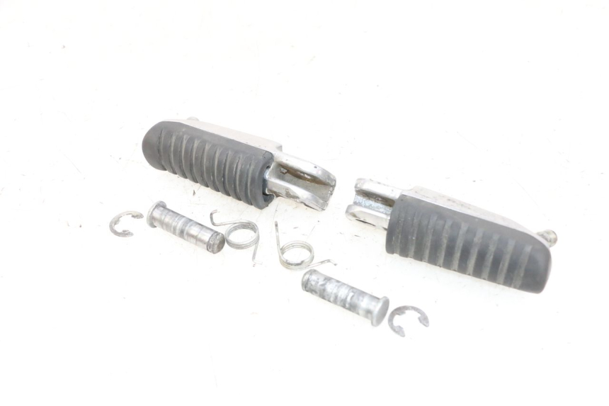 photo de PAR DE REPOSAPIÉS DELANTEROS KAWASAKI ZR 7 750 (1999 - 2004) - Detalles de los puntos de fijación