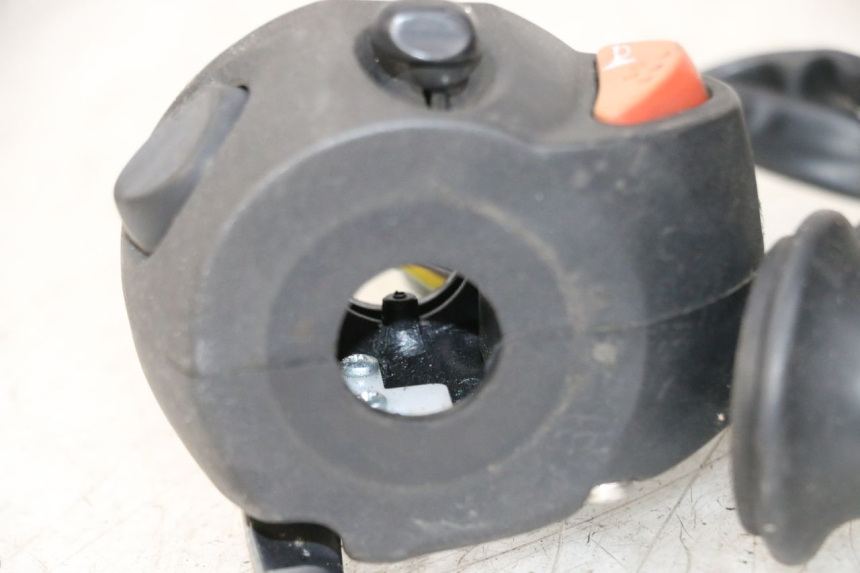 photo de CONMUTADORES PEUGEOT SATELIS 125 (2013 - 2018) - Primer plano técnico