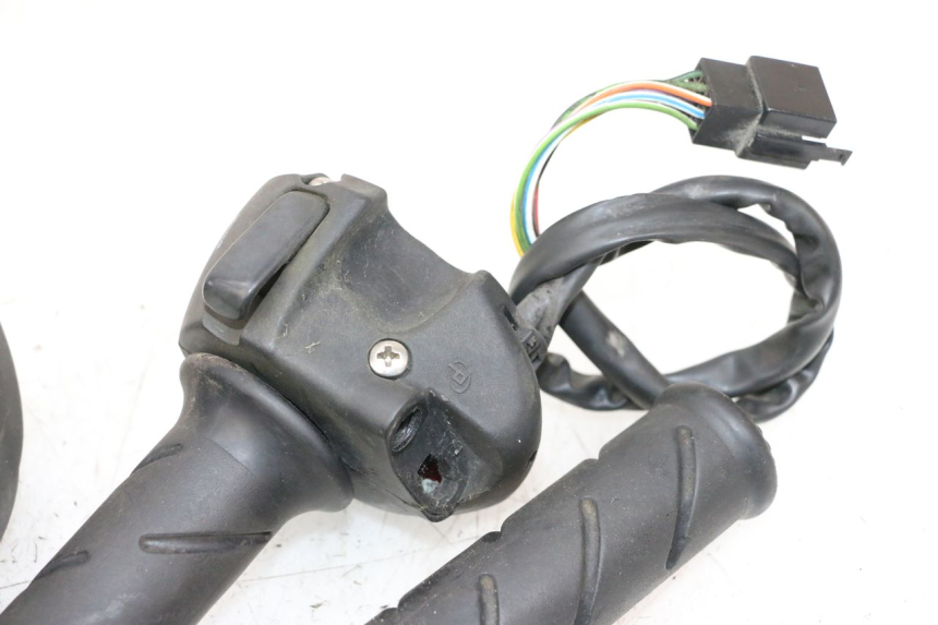 photo de CONMUTADORES PEUGEOT SATELIS 125 (2013 - 2018) - Estado de la superficie y material