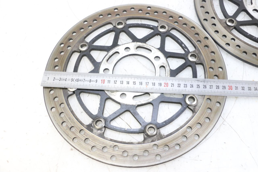 photo de PAR DISCO FRENO DELANTERO SUZUKI GSXR GSX-R 1000 (2003 - 2004) - Primer plano técnico