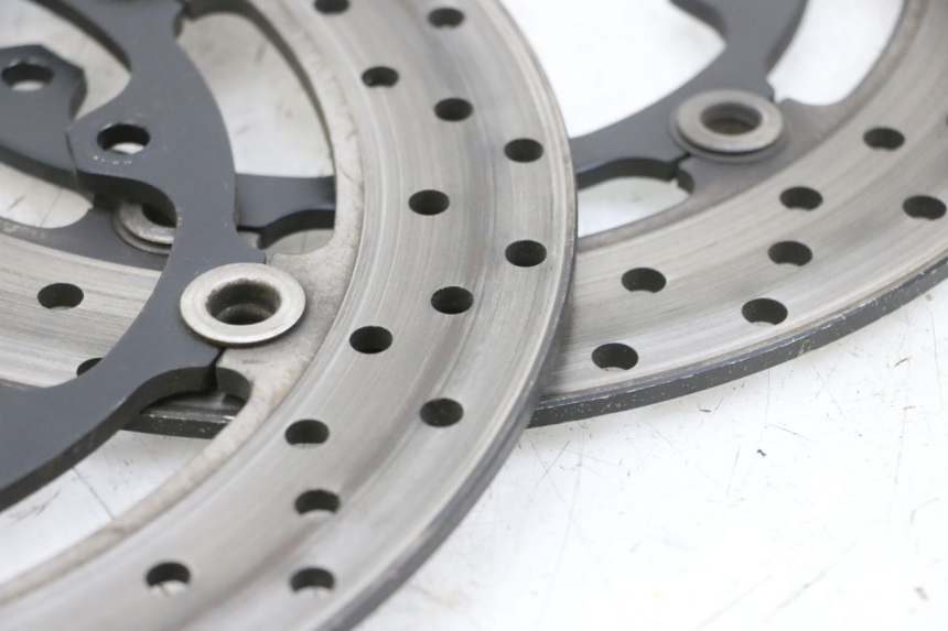 photo de PAR DE DISCOS DE FRENO DELANTEROS YAMAHA TDM ABS 900 (2002 - 2014) - Primer plano técnico