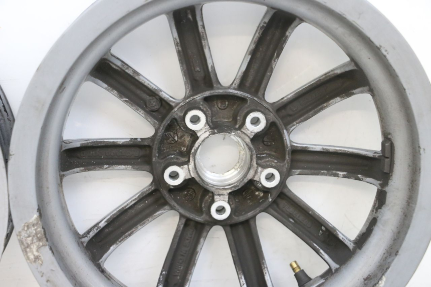 photo de PAR LLANTAS PIAGGIO MP3 RL 250 (2007 - 2010) - Características distintivas