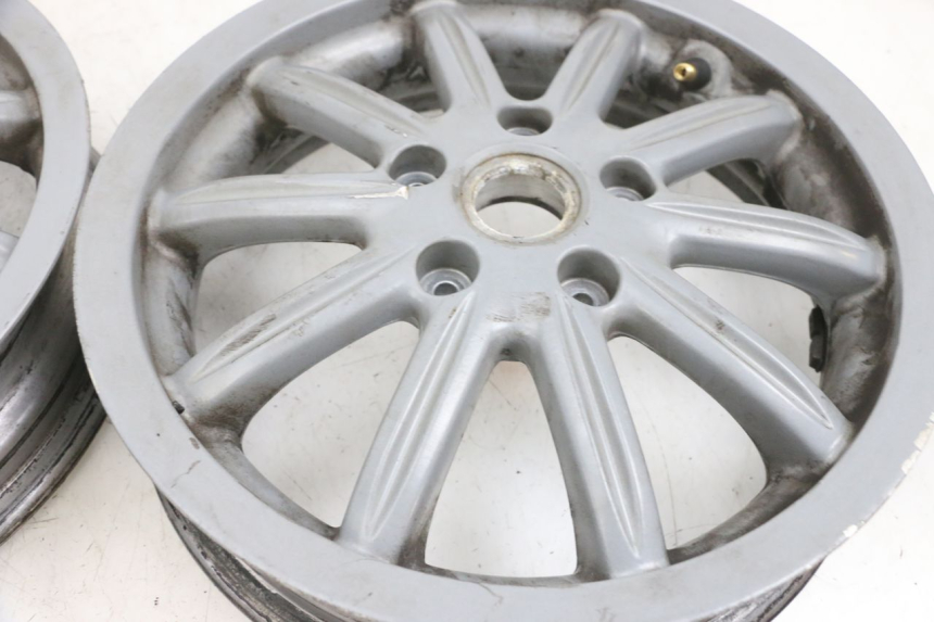 photo de PAR LLANTAS PIAGGIO MP3 RL 250 (2007 - 2010) - Primer plano técnico