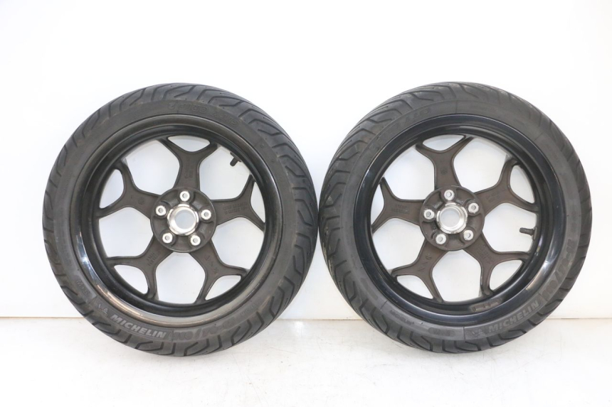 photo de PAR LLANTAS PIAGGIO MP3 500 (2016 - 2018) - Inspección visual detallada