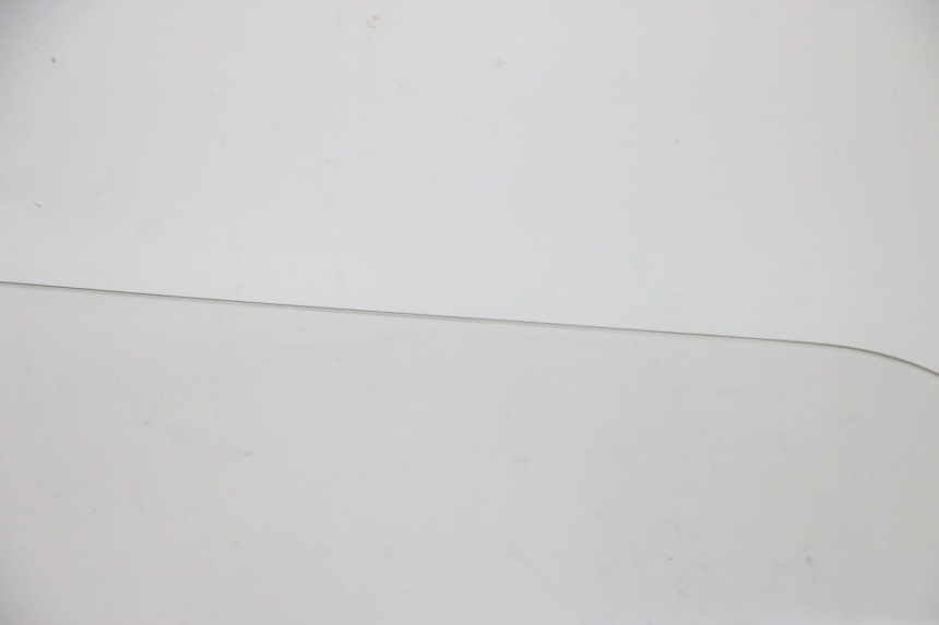 photo de PARABRISAS SUZUKI BURGMAN 125 (2007 - 2014) - Inspección visual detallada