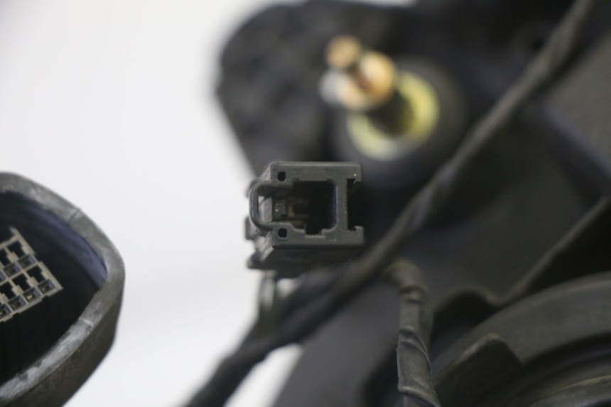 photo de FARO DELANTERO SUZUKI DL V STROM 1000 (2002 - 2007) - Características distintivas